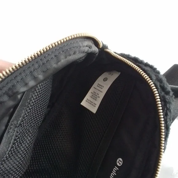 NEW Lululemon Athletica Everywhere Belt Bag Fleece Sherpa Black 1L - Picture 11 of 13